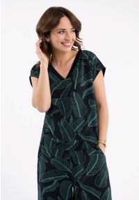 Volcano - Czarna bluzka z wzorem C-MODI. Typ kołnierza: dekolt w serek. Kolekcja: plus size. Kolor: zielony. Długość: krótkie. Wzór: nadruk. Materiał: dzianina, materiał, tkanina, wiskoza. Długość rękawa: krótki rękaw. Sezon: lato. Styl: klasyczny