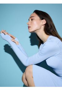 Reserved - Kopertowa bluzka z modalem - jasnoniebieski. Kolor: niebieski. Materiał: dzianina