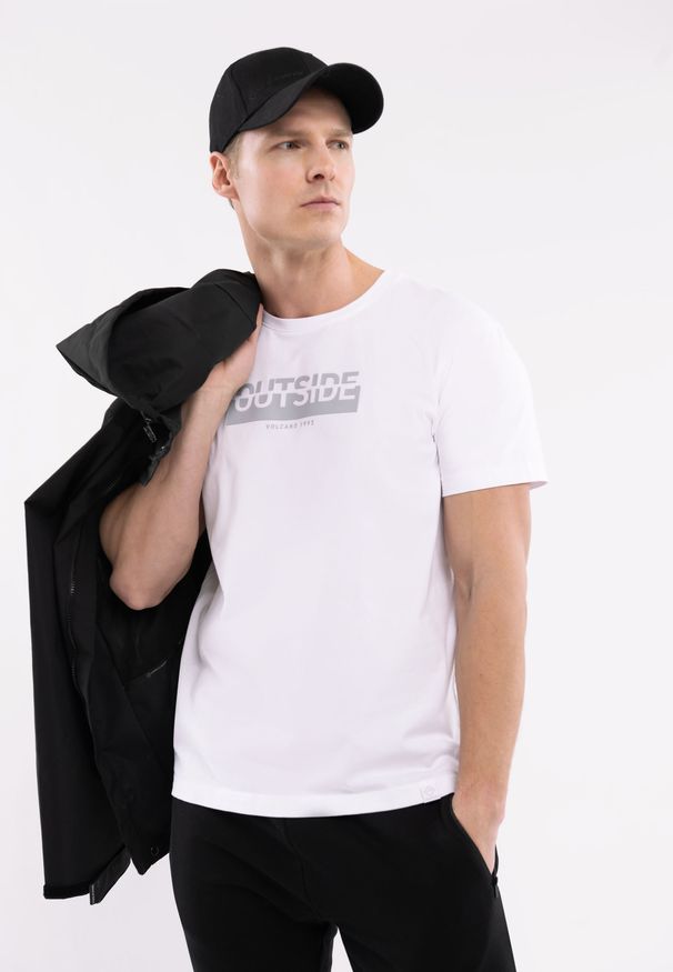 Volcano - T-shirt z napisem T-OUTSIDE. Kolor: biały. Materiał: materiał, bawełna. Długość rękawa: krótki rękaw. Długość: krótkie. Wzór: napisy. Styl: klasyczny