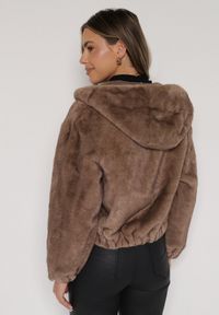 Born2be - Jasnobrązowa Futrzana Kurtka Bomberka z Kapturem i Ozdobną Imitacją Kieszeni Awedalia. Okazja: na co dzień. Typ kołnierza: kaptur. Kolor: brązowy. Materiał: futro. Wzór: aplikacja. Styl: klasyczny, casual, elegancki #7