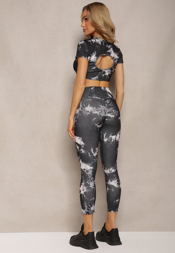 Renee - Czarny Komplet Sportowy z Printem Tie-Dye z Koszulą Cropped i Legginsami Davenia. Kolor: czarny. Wzór: nadruk