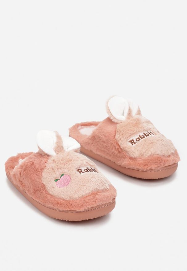 Born2be - Ciemnoróżowe Pluszowe Kapcie z Królikiem Riui. Okazja: do domu. Nosek buta: okrągły. Kolor: różowy. Materiał: guma, futro. Wzór: aplikacja