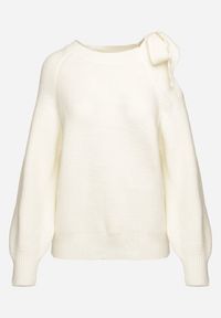 Born2be - Biały Sweter Ozdobiony Kokardą i Wycięciem Noredi. Okazja: na co dzień. Typ kołnierza: kokarda. Kolor: biały. Materiał: jeans. Długość: długie. Wzór: aplikacja. Sezon: zima, jesień. Styl: klasyczny, elegancki, casual #7