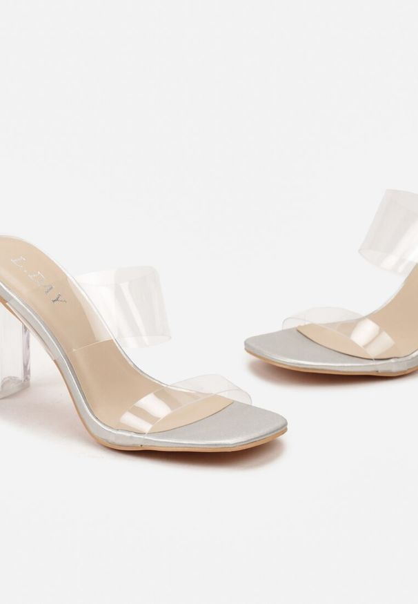 Renee - Srebrne Klapki na Transparentnym Obcasie z Silikonowym Paskiem Aserena. Kolor: srebrny. Obcas: na obcasie. Wysokość obcasa: średni