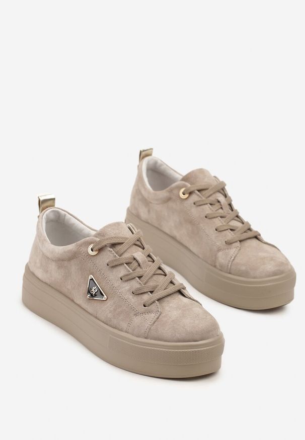 Born2be - Szare Zamszowe Sneakersy na Grubej Podeszwie z Metaliczną Ozdobą Messle. Okazja: na co dzień. Kolor: szary. Materiał: zamsz. Wzór: aplikacja