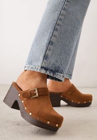 Born2be - Brązowe Klapki Chodaki na Słupku z Imitacji Drewna Zdobione Nitami i Sprzączką Salona. Okazja: na co dzień. Kolor: brązowy. Materiał: zamsz. Wzór: aplikacja. Sezon: lato. Obcas: na słupku. Styl: boho, wakacyjny, casual, klasyczny. Wysokość obcasa: średni #4