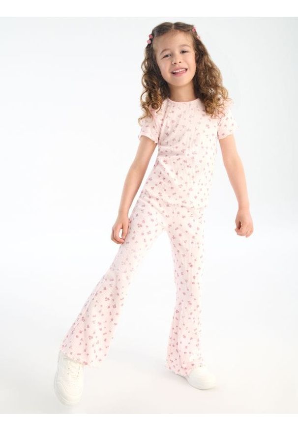 Sinsay - Prążkowane spodnie flare w kwiaty - wielobarwny. Materiał: prążkowany. Wzór: kwiaty