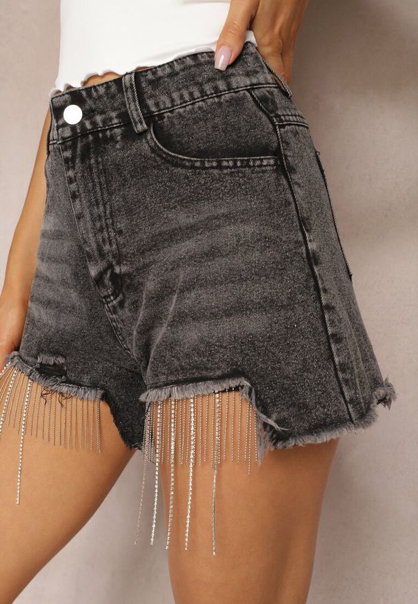 Renee - Czarne Jeansowe Szorty z Bawełny High Waist Wykończone Cyrkoniami i Przetarciami Tiamelba. Okazja: na co dzień, na imprezę. Stan: podwyższony. Kolor: czarny. Materiał: bawełna, jeans. Długość: krótkie. Wzór: aplikacja. Styl: elegancki, casual