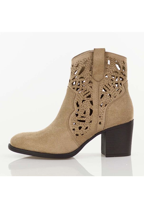 Beżowe botki damskie na słupku M.Daszyński Sa250-5. Okazja: na co dzień. Nosek buta: okrągły. Kolor: beżowy. Szerokość cholewki: normalna. Materiał: zamsz. Sezon: wiosna, jesień, lato. Obcas: na słupku. Styl: casual, elegancki, boho, klasyczny. Wysokość obcasa: średni