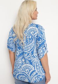 Born2be - Niebiesko-Biała Wiskozowa Bluzka o Luźnym Kroju z Guzikami w Print Paisley Zirlana. Kolor: niebieski. Materiał: wiskoza. Wzór: paisley, nadruk. Sezon: lato #4