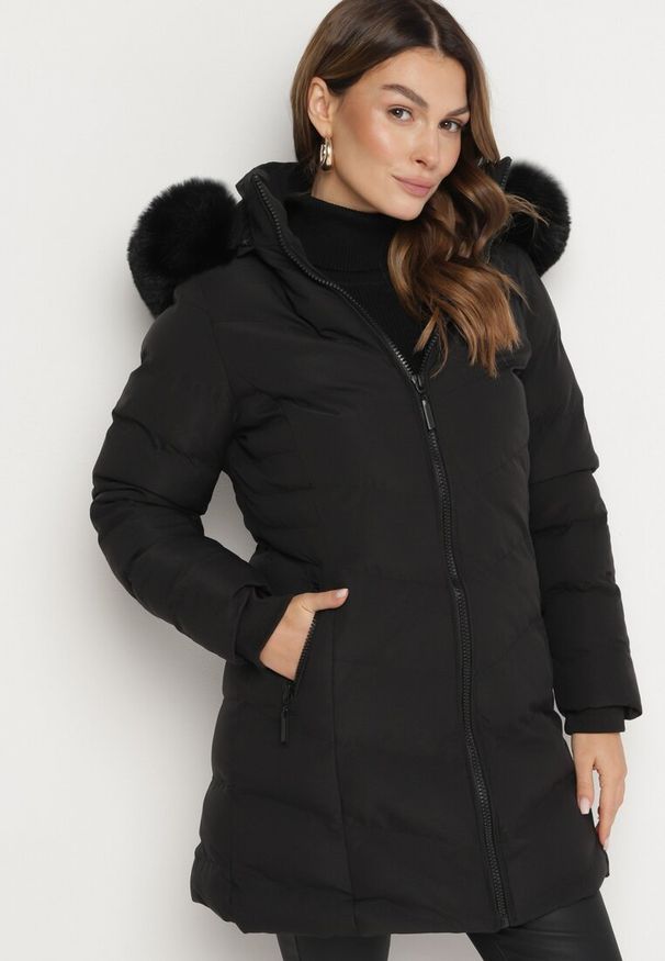 Born2be - Czarna Kurtka Pikowana z Odpinanym Futerkiem i Kapturem Taivin. Okazja: na co dzień. Typ kołnierza: golf. Kolor: czarny. Materiał: futro. Styl: elegancki, casual
