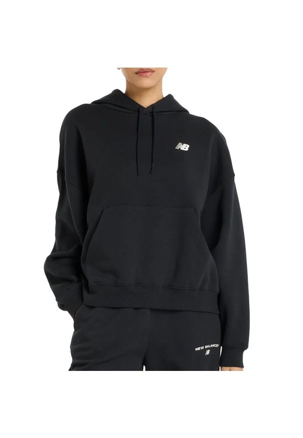 Bluza New Balance WT51518BK - czarna. Okazja: na co dzień. Typ kołnierza: kaptur. Kolor: czarny. Materiał: dresówka, bawełna, prążkowany, poliester. Wzór: napisy. Styl: klasyczny, casual