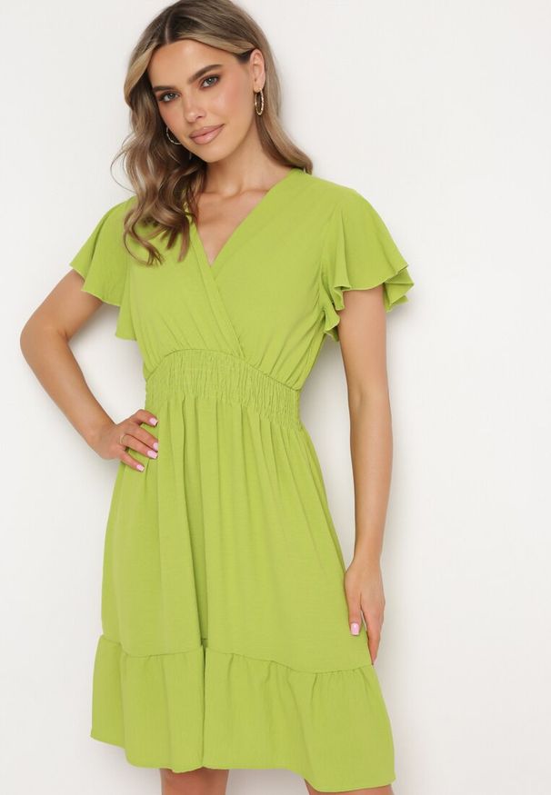 Born2be - Jasnozielona Sukienka Mini z Gumką w Pasie i Falbanką Senait. Kolor: zielony. Długość: mini