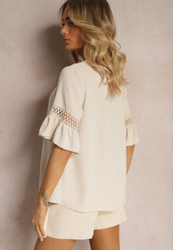 Renee - Beżowa Luźna Bluzka z Ażurową Wstawką na Rękawach Birian. Kolor: beżowy. Materiał: koronka, jeans. Wzór: ażurowy. Sezon: lato. Styl: elegancki