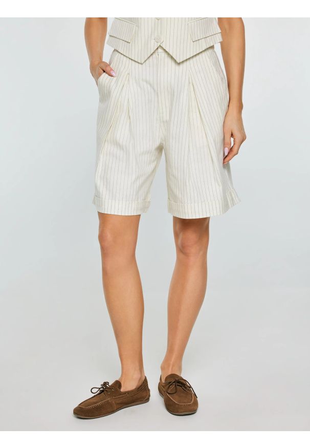 Big-Star - Szorty damskie lniane w prążek kremowe Kinnisa 102. Okazja: na co dzień. Kolor: kremowy. Materiał: len. Wzór: prążki. Sezon: lato. Styl: casual, klasyczny, elegancki