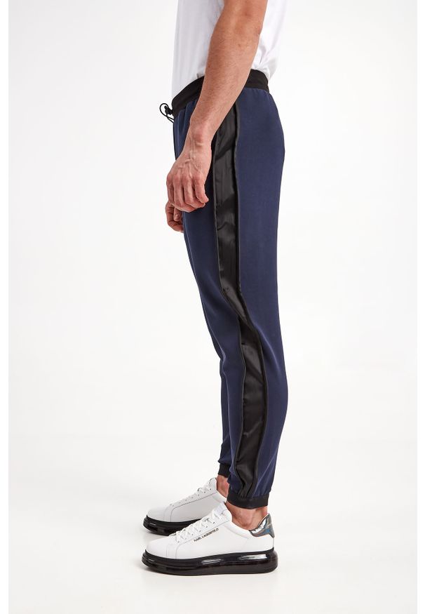 EA7 Emporio Armani - Spodnie dresowe EA7 EMPORIO ARMANI. Materiał: dresówka. Wzór: aplikacja