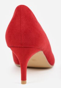 Renee - Czerwone Czółenka na Szpilce w Klasycznym Stylu Savora. Okazja: na spotkanie biznesowe. Nosek buta: szpiczasty. Kolor: czerwony. Obcas: na szpilce. Styl: klasyczny. Wysokość obcasa: średni #5