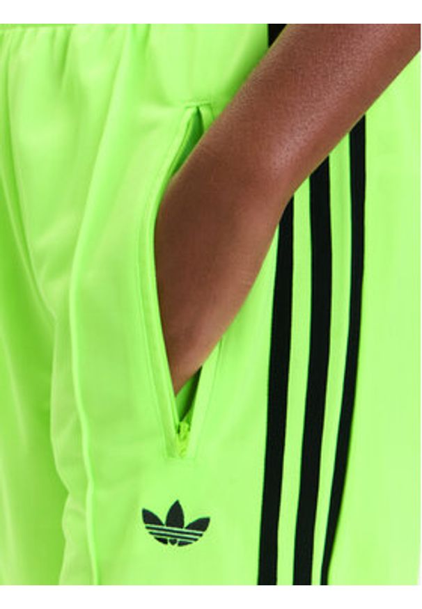 Adidas - adidas Spodnie dresowe adicolor Classic Firebird JW1228 Zielony Loose Fit. Kolor: zielony. Materiał: syntetyk