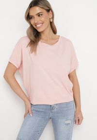 Born2be - Różowy T-shirt z Krótkimi Rękawami i Dłuższym Tyłem Cercisa. Kolor: różowy. Materiał: dzianina. Długość rękawa: krótki rękaw. Długość: krótkie #6