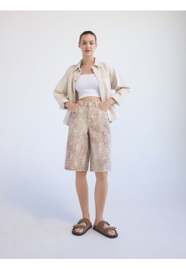 Reserved - Jeansowe bermudy ze zwierzęcym wzorem - beżowy. Kolor: beżowy. Materiał: jeans. Wzór: motyw zwierzęcy