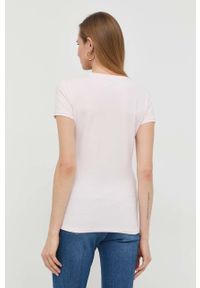 Guess t-shirt damski kolor różowy. Kolor: różowy. Materiał: bawełna. Długość rękawa: krótki rękaw. Długość: krótkie. Wzór: aplikacja #5