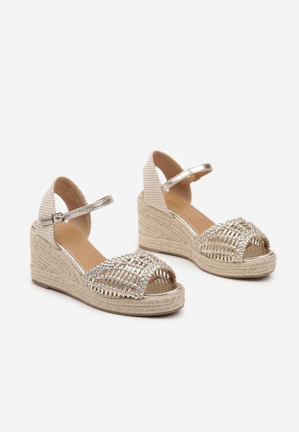 Born2be - Złote Sandały na Koturnie w Stylu Boho z Plecionką Pasirna. Okazja: na co dzień. Nosek buta: otwarty. Zapięcie: sprzączka. Kolor: złoty. Sezon: lato. Obcas: na koturnie. Styl: boho