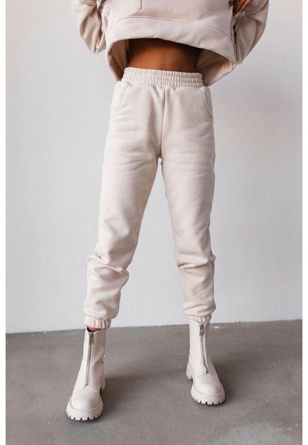 Marsala - Spodnie dresowe typu jogger w kolorze WHITE SAND - DISPLAY. Stan: podwyższony. Materiał: dresówka. Styl: elegancki