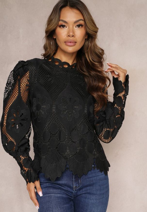 Renee - Czarna Ażurowa Bluzka z Bufiastymi Rękawami i Stójką Kosalie. Typ kołnierza: kołnierzyk stójkowy. Kolor: czarny. Materiał: koronka. Wzór: ażurowy. Styl: elegancki