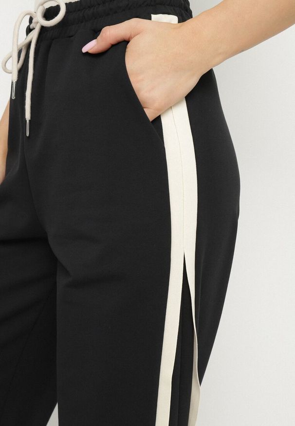 Born2be - Czarne Bawełniane Spodnie Dresowe z Lampasami i Szeroką Nogawką Kallna. Okazja: na co dzień. Kolor: czarny. Materiał: bawełna, dresówka. Styl: sportowy, elegancki, casual