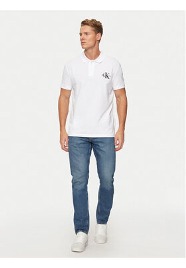 Calvin Klein Jeans Polo Monologo J30J325664 Biały Regular Fit. Typ kołnierza: polo. Kolor: biały. Materiał: bawełna