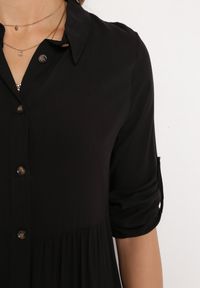 Born2be - Czarna Rozkloszowana Sukienka Maxi z Bawełny w Koszulowym Stylu Onecca. Okazja: na co dzień. Kolor: czarny. Materiał: bawełna. Wzór: aplikacja. Typ sukienki: koszulowe. Styl: casual. Długość: maxi #6