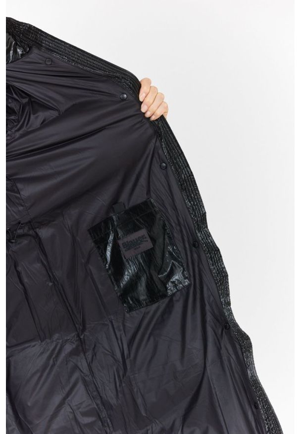 Blauer USA - BLAUER Czarny puchowy płaszcz damski naomi z odpinanym kapturem, Rozmiar L. Kolor: czarny. Materiał: puch, poliamid