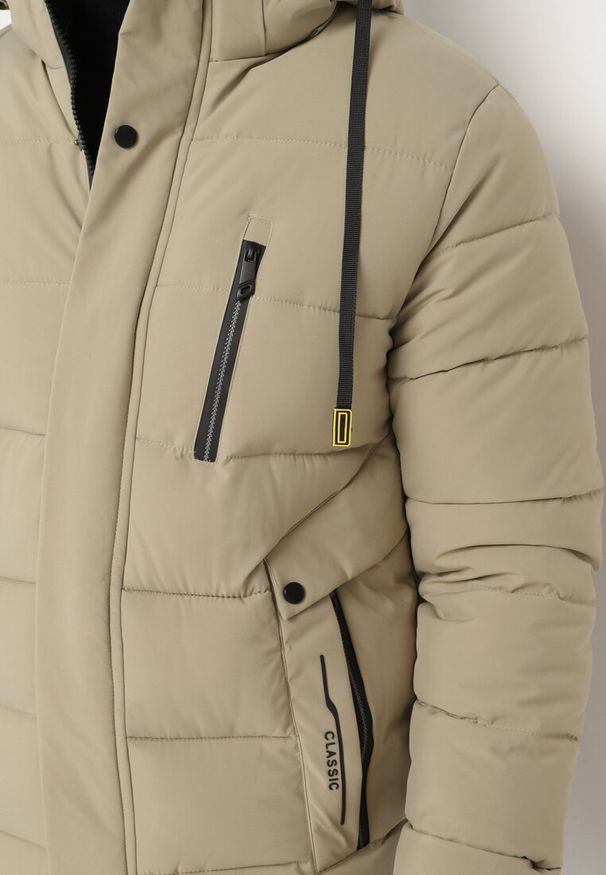 Born2be - Ciemnobeżowa Pikowana Kurtka z Odpinanym Kapturem i Sznurkami Nomika. Okazja: na co dzień. Kolor: beżowy. Materiał: materiał, tkanina, jeans. Sezon: zima. Styl: elegancki, casual, klasyczny