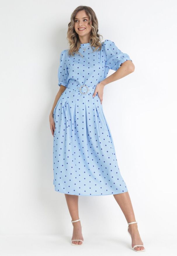Born2be - Niebieska Sukienka Midi z Gumką w Talii i Materiałowym Paskiem z Klamrą Maerali. Okazja: na wesele, na imprezę, na ślub cywilny. Typ kołnierza: kołnierzyk stójkowy. Kolor: niebieski. Materiał: materiał. Wzór: grochy. Typ sukienki: rozkloszowane. Styl: elegancki. Długość: midi