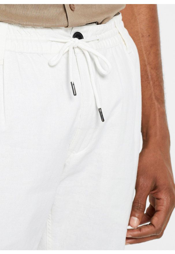 bonprix - Spodnie ze sznurkiem w pasie, z przewiewnej mieszanki lnu o prostych nogawkach i kroju relaxed fit. Kolor: biały. Materiał: len, materiał