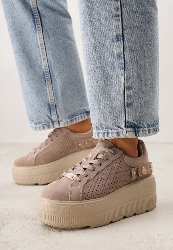 Born2be - Ciemnobeżowe Skórzane Sneakersy na Platformie i Koturnie Zdobione Perforacją Peniesh. Okazja: na co dzień. Kolor: beżowy. Materiał: skóra. Wzór: aplikacja. Obcas: na koturnie