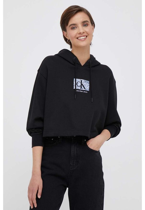 Calvin Klein Jeans bluza bawełniana damska kolor czarny z kapturem z nadrukiem. Typ kołnierza: kaptur. Kolor: czarny. Materiał: bawełna. Wzór: nadruk
