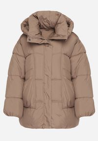 Born2be - Ciemnobeżowa Pikowana Kurtka o Kroju Oversize z Kapturem Galandia. Okazja: na spacer, na co dzień. Typ kołnierza: kaptur. Kolor: beżowy. Materiał: jeans, poliester. Styl: casual, elegancki #7