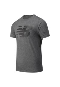 Koszulka New Balance MT03919HC - szara. Kolor: szary. Materiał: dresówka, bawełna, poliester. Długość rękawa: krótki rękaw. Długość: krótkie. Wzór: aplikacja