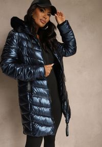 Renee - Granatowa Taliowana Kurtka z Pikowanymi Przeszyciami i Kapturem z Futrem Nalidea. Okazja: na co dzień. Typ kołnierza: golf. Kolor: niebieski. Materiał: futro. Styl: casual #4