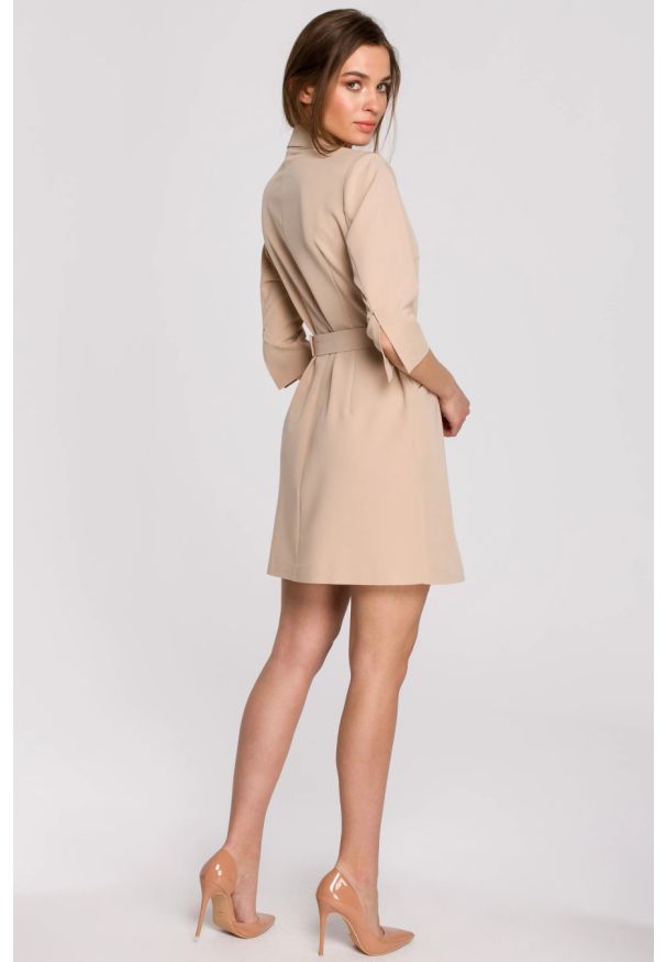 Stylove - Elegancka sukienka marynarkowa z paskiem beżowa. Okazja: na co dzień. Kolor: beżowy. Materiał: poliester, wiskoza, elastan. Typ sukienki: proste. Styl: elegancki