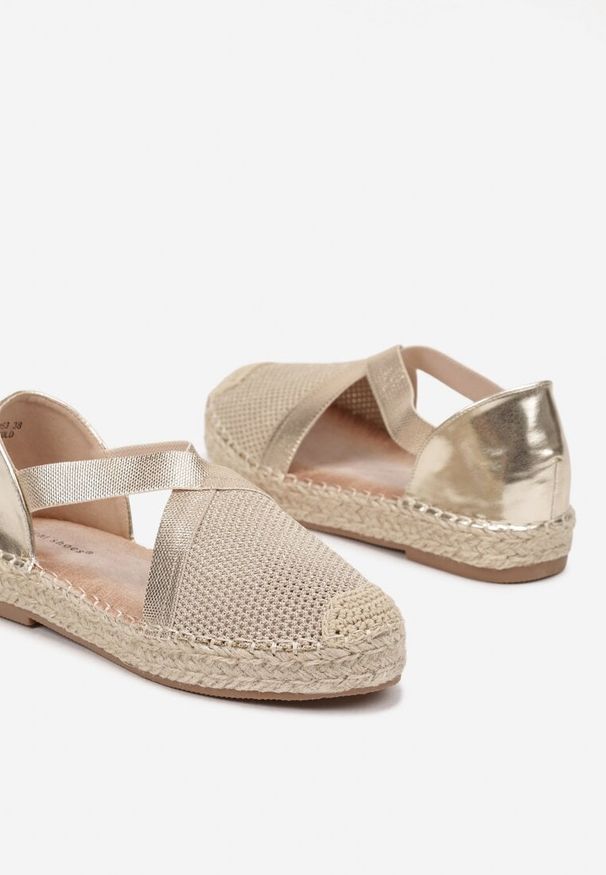 Born2be - Złote Espadryle Ozdobione Plecionką i Paskiem Morinia. Okazja: na co dzień. Zapięcie: pasek. Kolor: złoty. Wzór: aplikacja. Obcas: na obcasie. Styl: elegancki, casual. Wysokość obcasa: niski