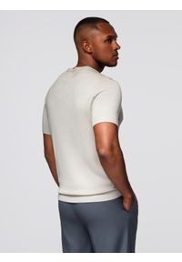 Ombre Clothing - Klasyczna dzianinowa koszulka męska ze ściągaczami– jasnoszara V3. Kolor: szary. Materiał: dzianina. Wzór: gładki, ze splotem. Styl: klasyczny #6