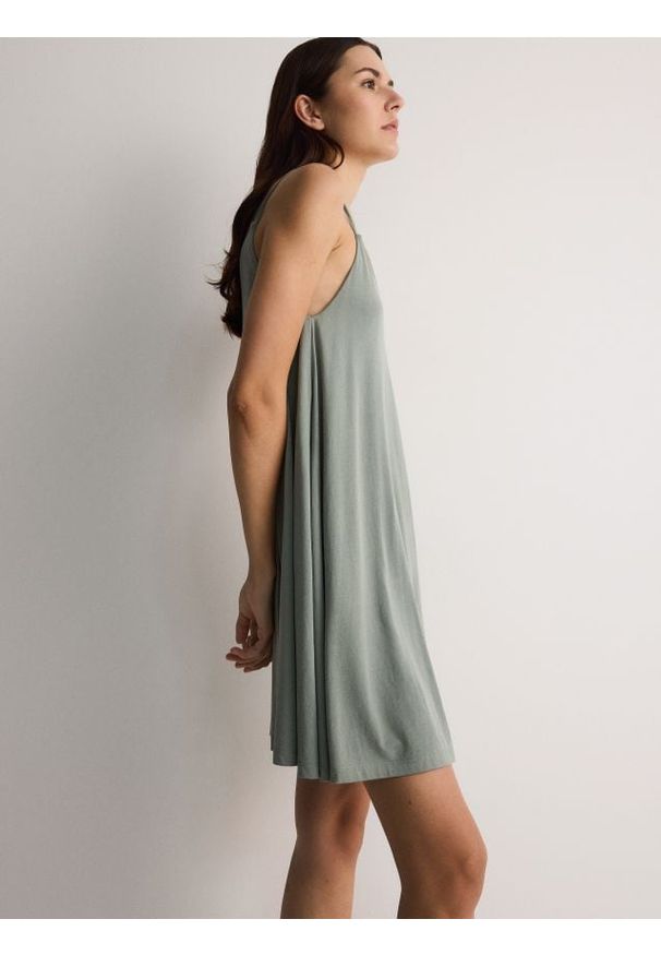 Reserved - Sukienka z modalem - oliwkowy. Kolor: oliwkowy. Materiał: dzianina. Typ sukienki: trapezowe