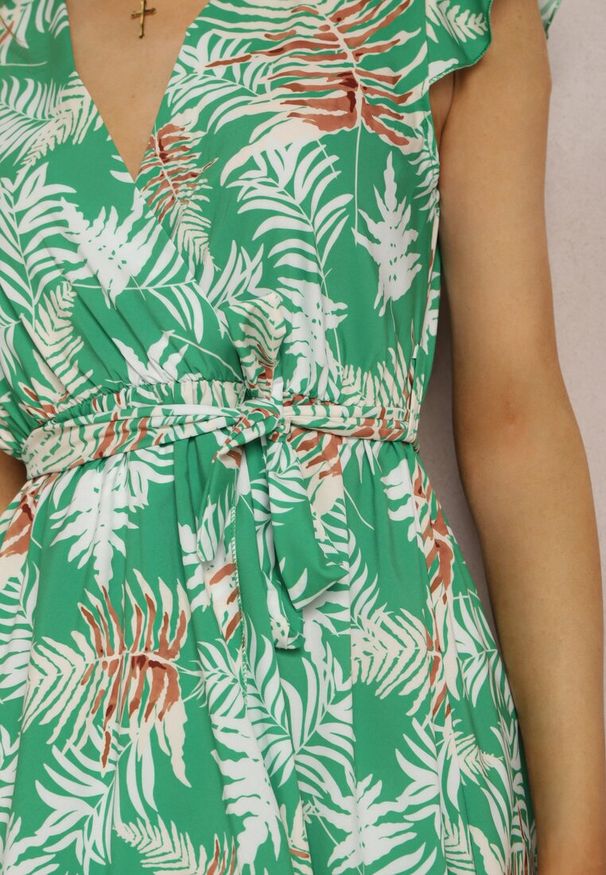 Renee - Zielona Sukienka z Paskiem Helomeda. Typ kołnierza: dekolt kopertowy. Kolor: zielony. Materiał: tkanina, materiał. Wzór: kwiaty. Typ sukienki: kopertowe. Długość: maxi