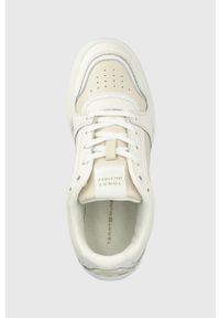 TOMMY HILFIGER - Tommy Hilfiger sneakersy skórzane LOW TH BASKET SNEAKER kolor beżowy. Kolor: beżowy. Materiał: skóra #3
