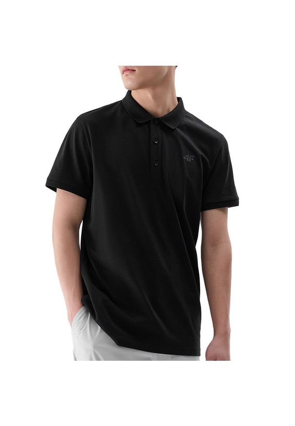 4f - Koszulka męska 4F WMM00TPTSM36720S - czarna. Typ kołnierza: okrągły, polo. Kolor: czarny. Materiał: dresówka, bawełna, tkanina. Długość rękawa: krótki rękaw. Długość: krótkie