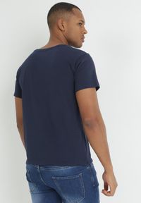 Born2be - Granatowa Koszulka z Krótkim Rękawem i Okrągłym Dekoltem Waylynn. Kolor: niebieski. Materiał: jeans, tkanina. Długość rękawa: krótki rękaw. Długość: krótkie. Wzór: gładki #5
