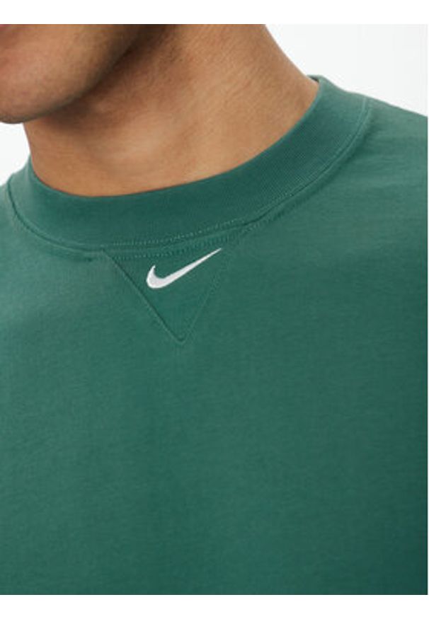 Nike T-Shirt FB7865 Zielony Relaxed Fit. Kolor: zielony. Materiał: bawełna