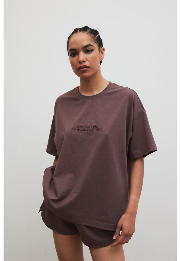Marsala - T-shirt typu oversize z HAFTEM w kolorze PURPLE TAUPE - RUST. Materiał: elastan, dzianina, bawełna. Wzór: haft. Styl: elegancki, klasyczny